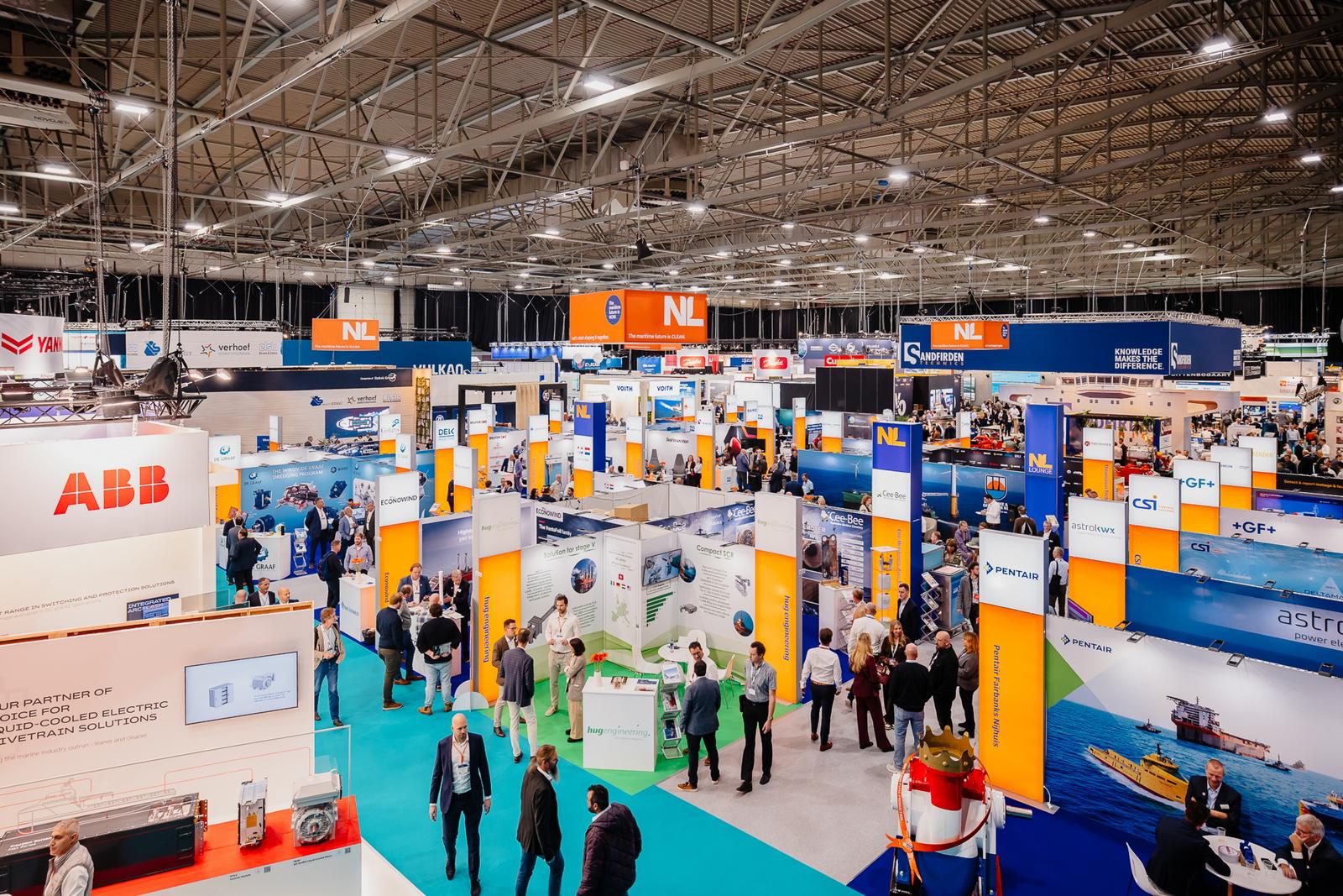 Een volle beurshal op Europort 2025 in Rotterdam Ahoy, met stands en bezoekers