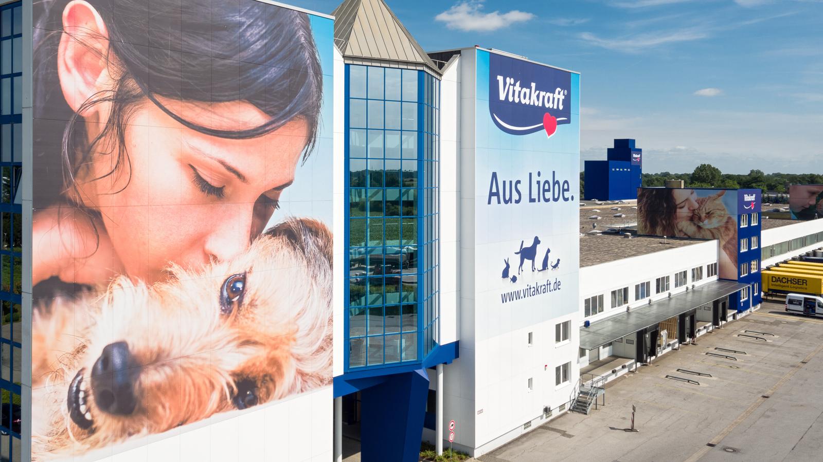 Het hoofdkantoor van Vitakraft in Bremen van bovenaf, met de gevel "Aus Liebe."